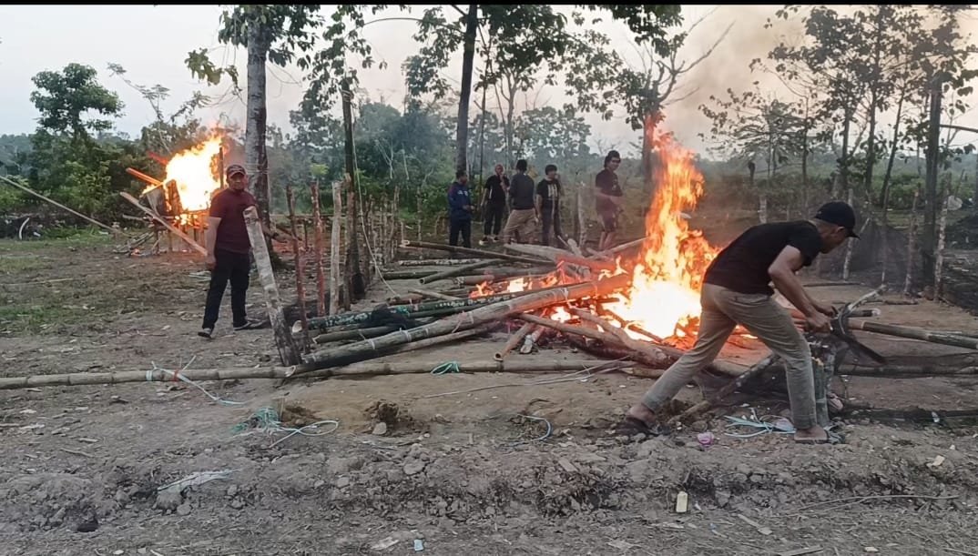 Tindak lanjut Aduan Masyarakat : Polsek Maiwa bersama Polres Enrekang Bongkar Arena Judi Sabung Ayam