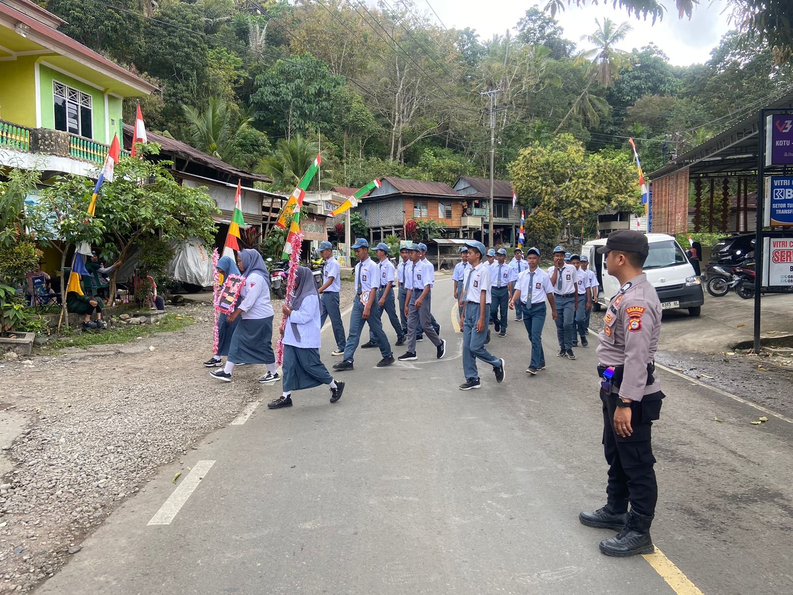 Kapolsek Anggeraja Pimpin Pengamanan Jalur Perlombaan Gerak Jalan Indah Yang Berada Di Desa Bamba Puang