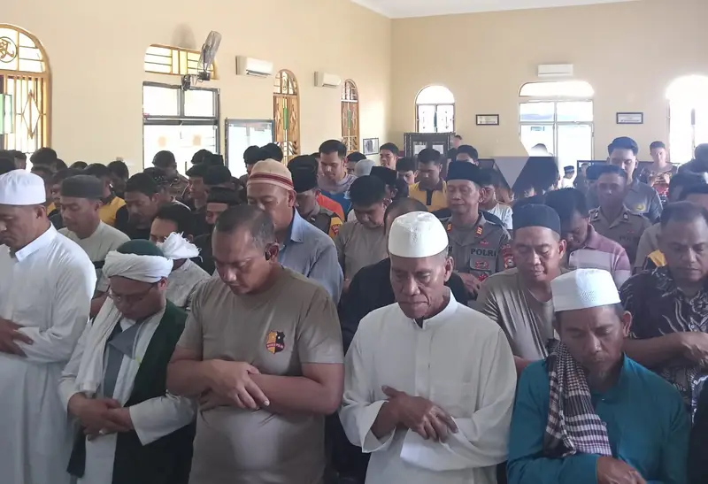 Kapolres Enrekang AKBP Hari Budiyanto Bersama Jamaah Masjid Nurul Amanah Polres Enrekang Gelar Shalat Gaib untuk Driver Ojol Affan Kurniawan