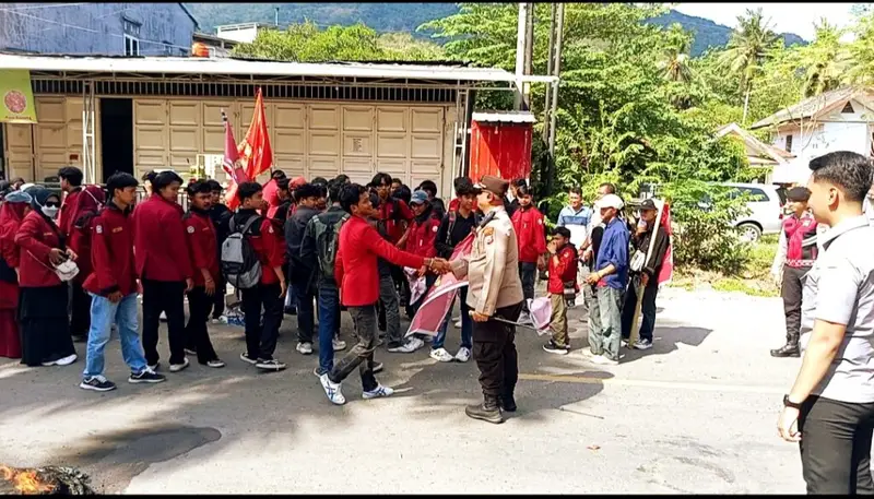 Polres Enrekang Amankan Aksi Unjuk Rasa Mahasiswa di Kantor DPRD, Suasana Tetap Aman, Sejuk dan Damai