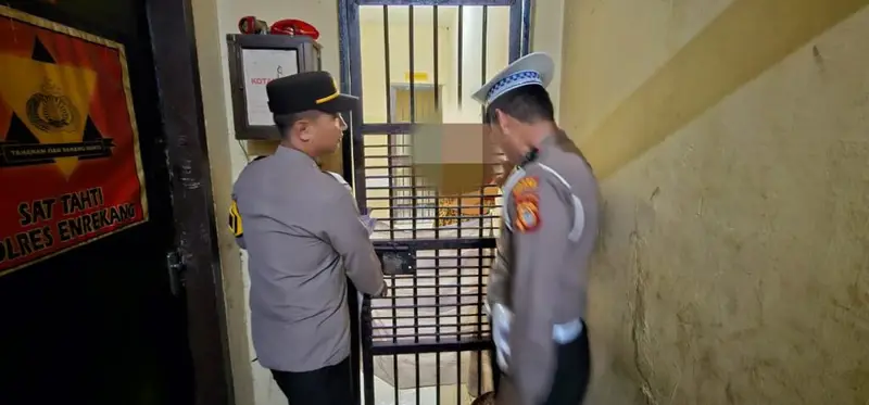 Bertindak Sebagai Pawas, Kasat Lantas Polres Enrekang Pimpin Apel Pengecekan Piket Fungsi dan Kontrol Ruang Tahanan