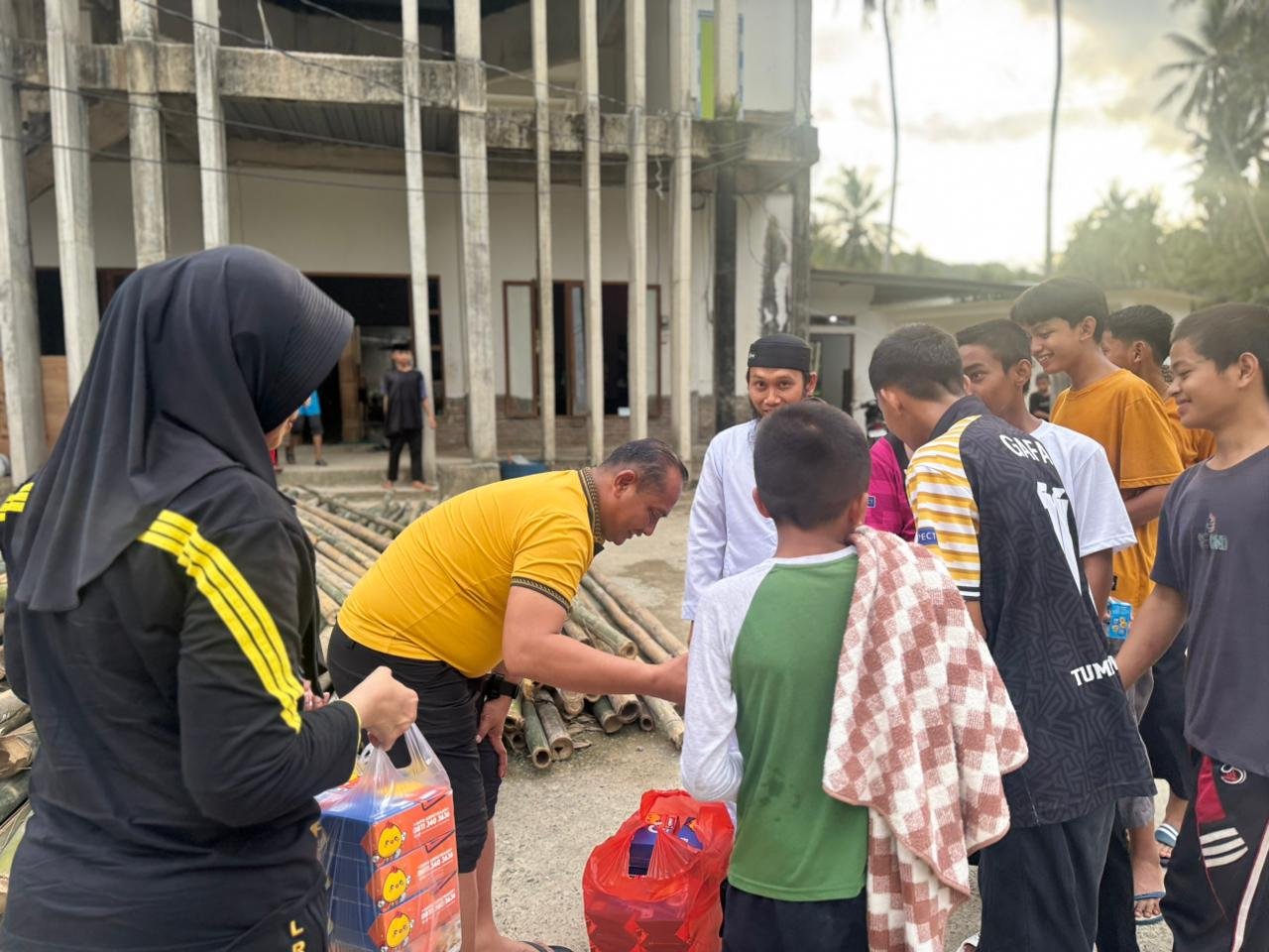 Jumat Berkah, Kapolres Enrekang Sambangi Pondok Pesantren DDI Enrekang Dan Berikan Bingkisan