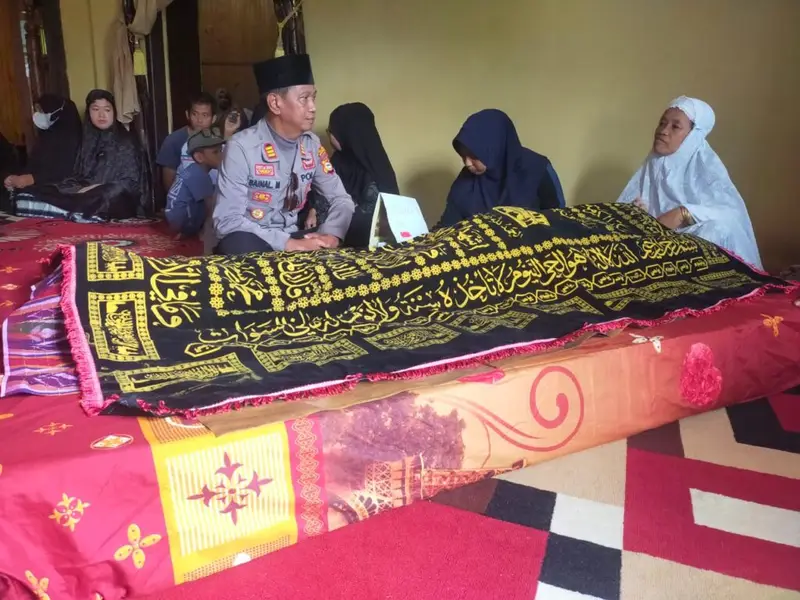 Kapolres Enrekang Melalui Kapolsek Sampaikan Ucapan Duka kepada Keluarga Anggota Polri yang Berduka