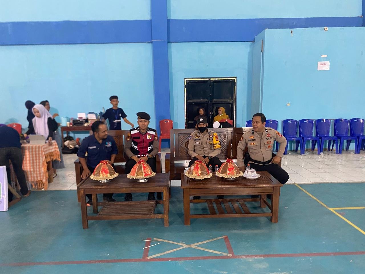 Personil Polsek Enrekang melaksanakan Pengamanan Pembukaan Futsal SMKS Latanro Cup 2
