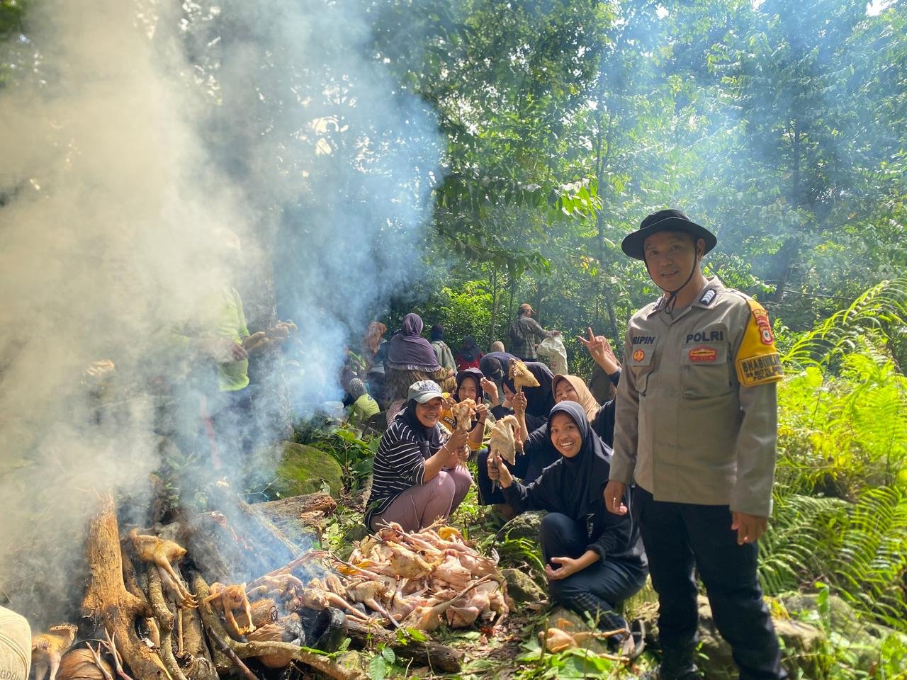 Dengan Sambang Bhabinkamtibmas Polsek Enrekang ajak warga tetap menjaga Kamtibmas