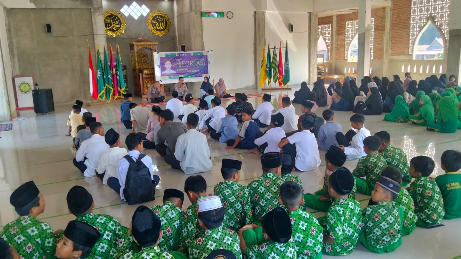 Kapolsek Alla Tanamkan Nilai Keimanan dan Disiplin kepada Santri Pesantren Darul Arqam Muhammadiyah Cece