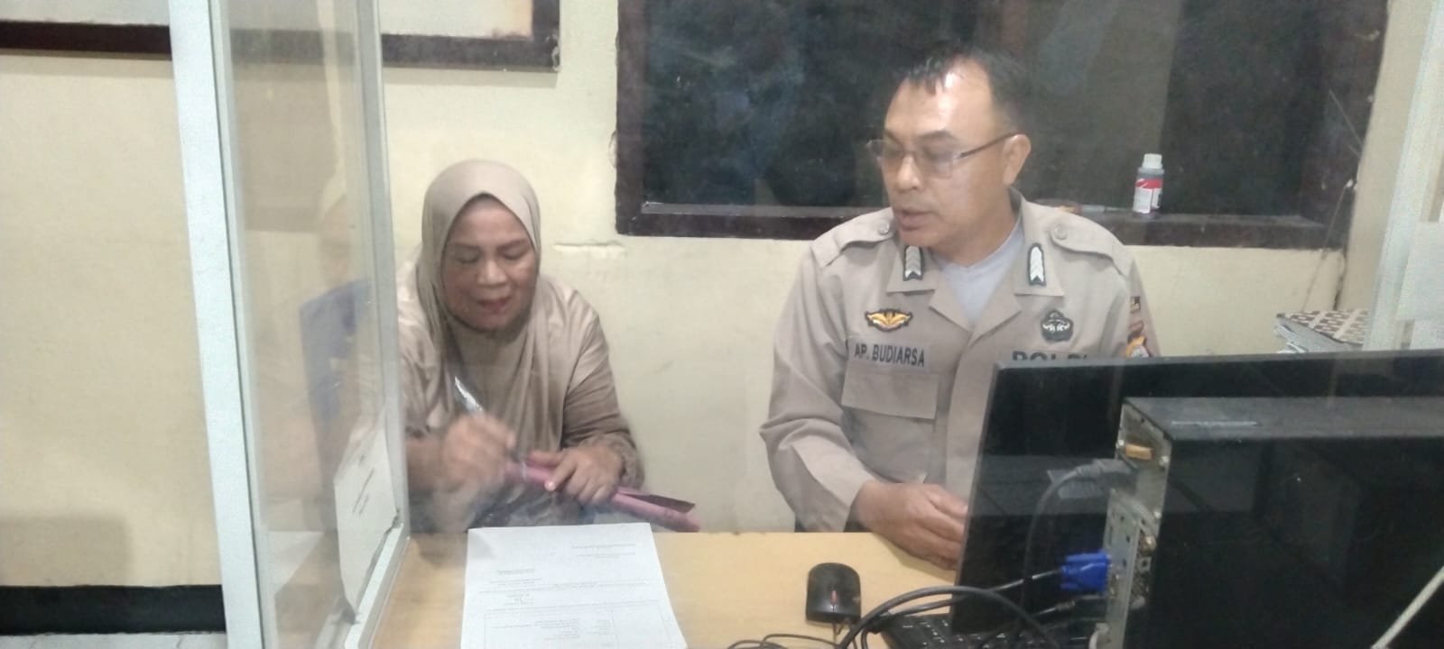 Pelayanan Humanis, Ka SPKT Polsek Alla Terima Laporan Masyarakat dengan Profesional